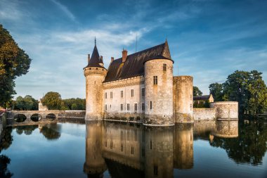Sully-sur-Loire Chateau gün batımında, Fransa