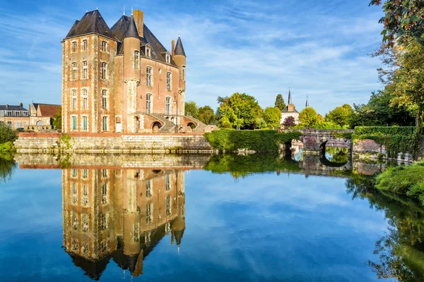 Vecchio castello sul bellissimo lago, Francia — Foto Stock