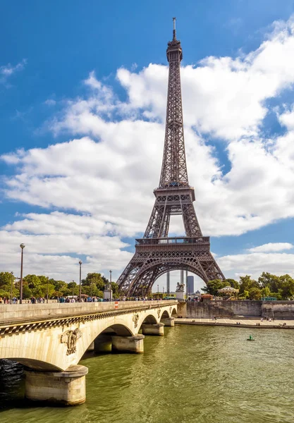 Der Eiffelturm in Paris — Stockfoto