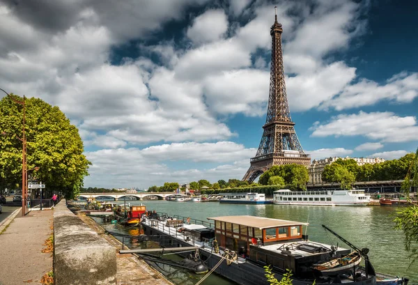 Река Сена и Эйфелева башня, Париж — стоковое фото