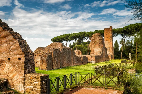 Antika ruiner på Palatinen i Rom — Stockfoto