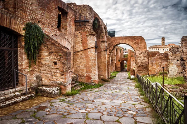 Oude Romeinse ruïnes door het Forum Romanum, Rome — Stockfoto