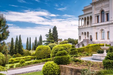 Yalta, Crimea - 17 Mayıs 2016: Livadia Sarayı Kırım '. Livadia Sarayı son Rus Çarı, Nicholas II bir yaz geri çekilme olduğunu. Yalta Konferansı orada 1945'te gerçekleşti.