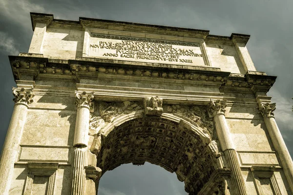 O Arco de Tito no Fórum Romano, Roma — Fotografia de Stock