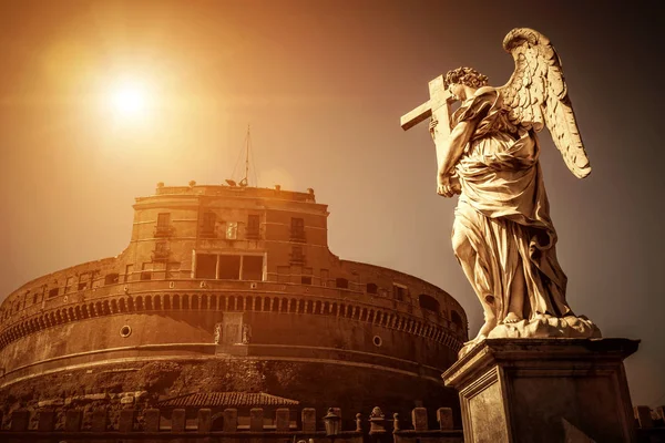 Angel statue on bridge by Castel Sant`Angelo, Rome — Stock Photo, Image