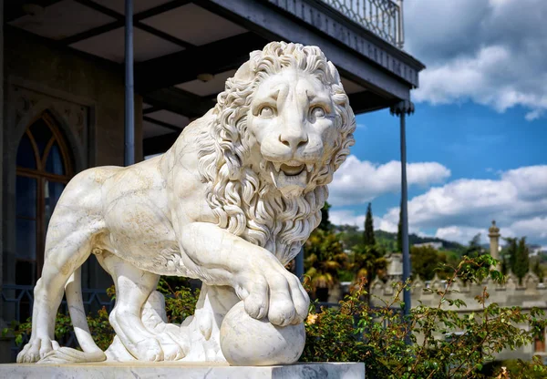 Statua del leone alla facciata del Palazzo Vorontsov, Crimea — Foto Stock