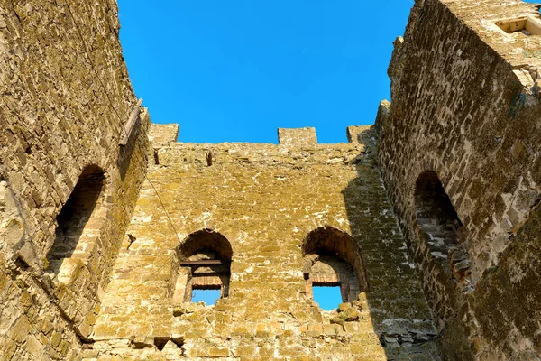 Antigua torre de la fortaleza genovesa en la ciudad de Teodosia —  Fotos de Stock