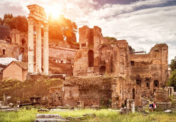 Rovine del Foro Romano in estate, Roma — Foto Stock