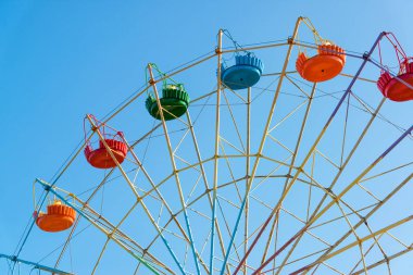 renkli bir dönme dolap