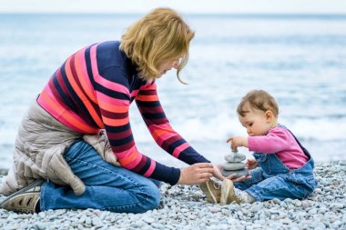 Anne ve bebeği sahilde