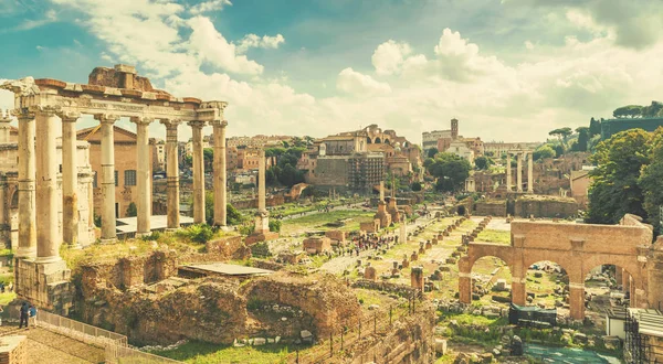 Panorámás kilátás nyílik a római Forum Rómában — Stock Fotó