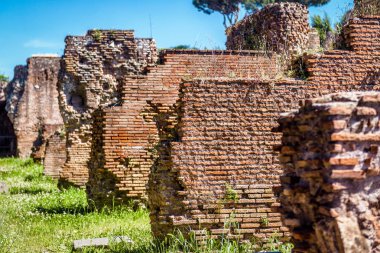 Antik Roma tuğla yapı arka mahvediyor