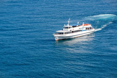 Bir turist tekne denizde yüzen