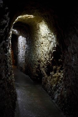 Bir yeraltı geçidi