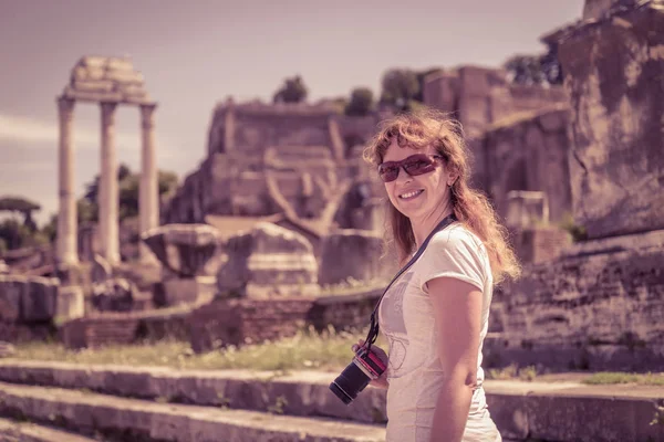 Touristin besucht das römische Forum in Rom — Stockfoto