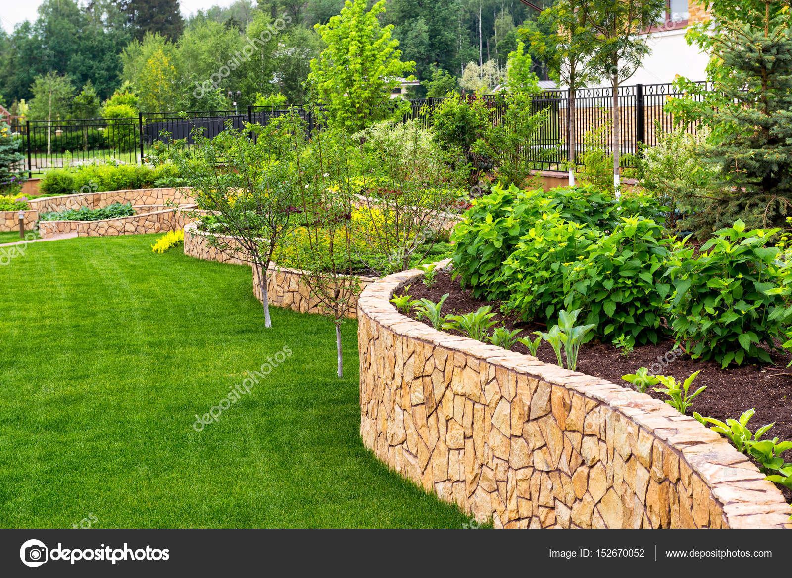 Naturale del paesaggio nel giardino di casa — foto stock © scaliger ... Giardini di casa
