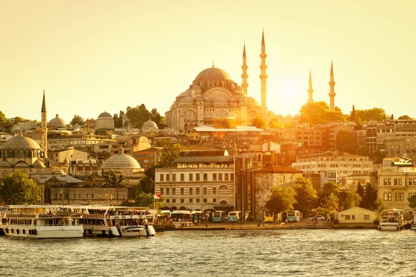 Gouden Hoorn in Istanbul bij zonsondergang, Turkije — Stockfoto