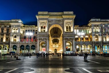 Vittorio Emanuele II Galerisi geceleri, Milano, İtalya