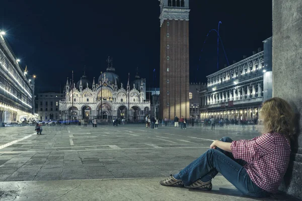 Mladé samice turista v Piazza San Marco, Benátky — Stock fotografie