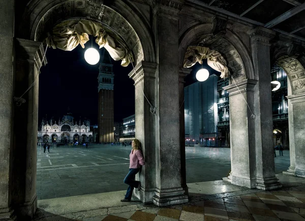 Piazza San Marco på natten i Venedig, Italien — Stockfoto