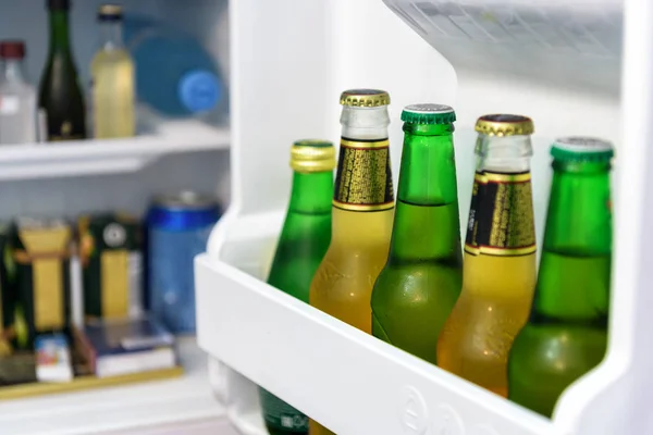 Міні-холодильник, повний пляшок у готельному номері — стокове фото
