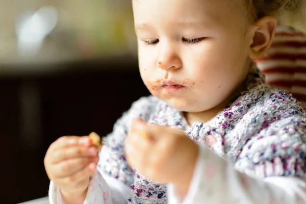 Comer niña alegre con la cara desordenada —  Fotos de Stock