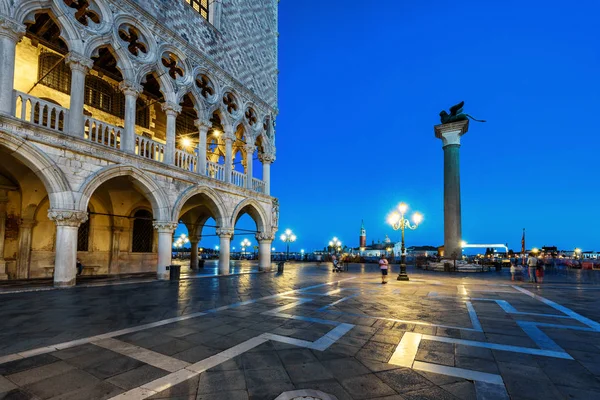 Piazza San Marco v noci v Benátkách, Itálie — Stock fotografie