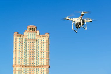 Drone dört helikopter mavi gökyüzü