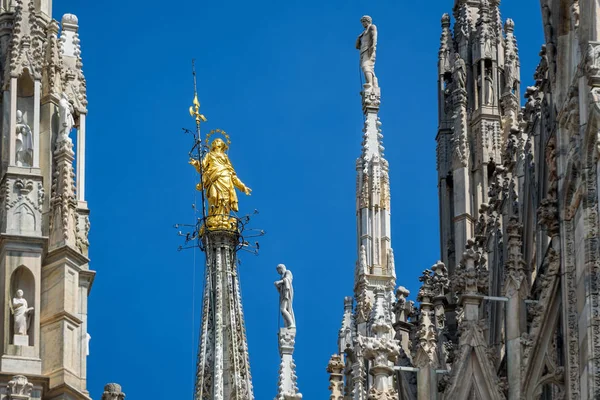 La Madonnina au sommet de la cathédrale de Milan — Photo