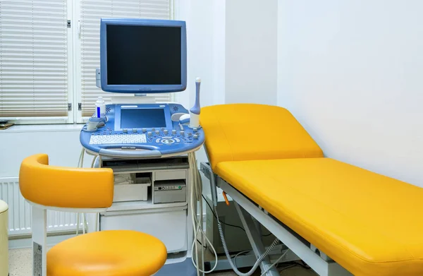 Krankenhausbett mit medizinischen Geräten — Stockfoto