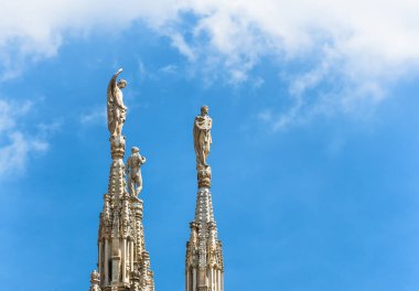Milano Katedrali'ne çatı heykelleri ile taş spiers