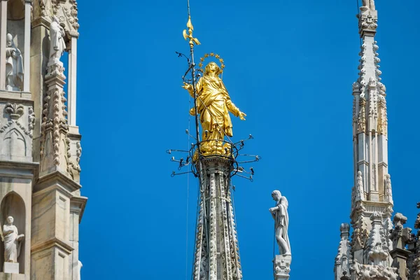 Madonnina на вершині Міланський собор — стокове фото