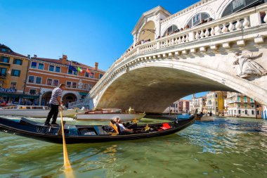 Venedik 'te Rialto Köprüsü ve gondolu