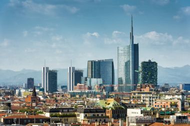 Milan manzarası ile modern gökdelenler