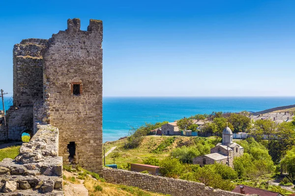 Antica fortezza genovese nella città di Feodosia, Crimea — Foto Stock