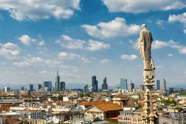 Skyline de Milan avec des gratte-ciel modernes — Photo