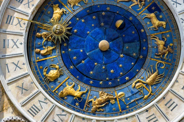 Ancienne horloge sur la place Saint-Marc à Venise — Photo