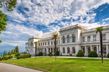 Yalta, Crimea - 17 Mayıs 2016: Livadia Sarayı Kırım '. Livadia Sarayı son Rus Çarı, Nicholas II bir yaz geri çekilme olduğunu. Yalta Konferansı orada 1945'te gerçekleşti.