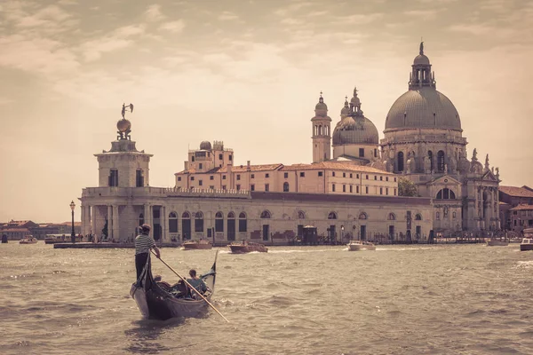 La góndola con los turistas en Venecia — Foto de Stock