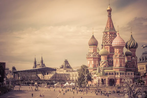 Kathedraal van St. basilicum in het Rode plein in Moskou — Stockfoto