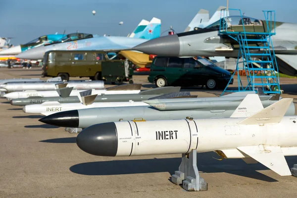 Bomby i rakiety powietrze Rosyjski myśliwiec — Zdjęcie stockowe
