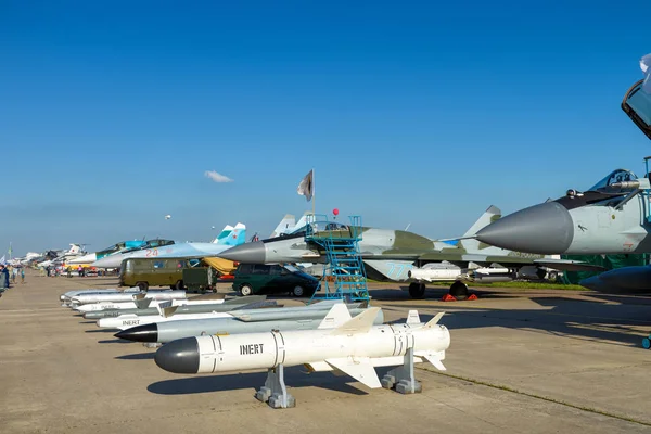 Bombes et missiles pour le chasseur aérien russe — Photo