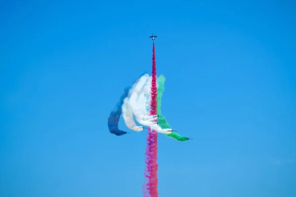 Akrobatická display Teamu ze Spojených arabských emirátů — Stock fotografie