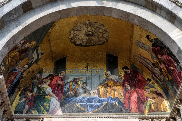 バシリカ ・ ディ ・ サン ・ マルコ ヴェネツィア、イタリアでのモザイクのファサード — ストック写真