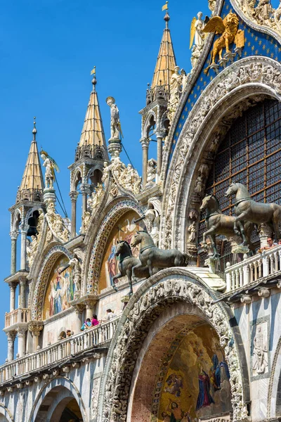 バシリカ ・ ディ ・ サン ・ マルコ ヴェネツィア、イタリアで — ストック写真