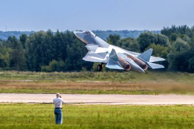 Yeni Rus beşinci nesil savaş T-50