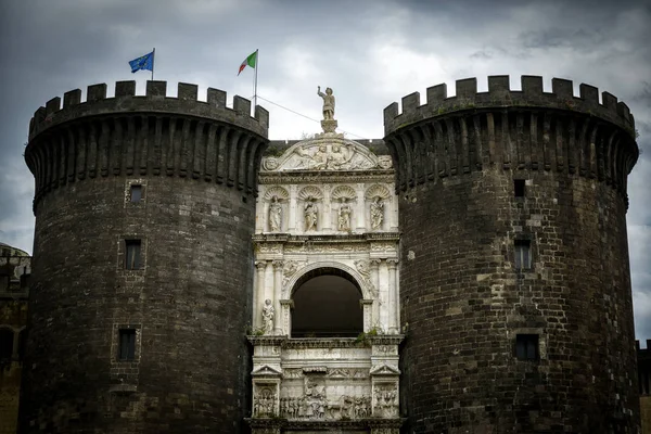 Castel Nuovo, sede de los reyes medievales de Nápoles, Italia — Foto de Stock