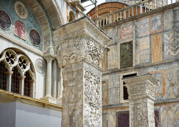 Starověké sloupce v blízkosti Basilica di San Marco v Benátkách — Stock fotografie