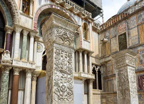 Antiguas columnas cerca de la Basílica de San Marco en Venecia — Foto de Stock