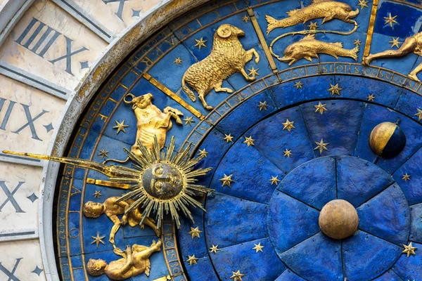 Oude klok in het San Marcoplein in Venetië — Stockfoto